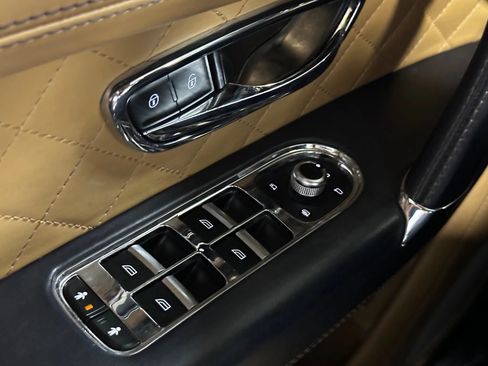 Used 2017 Bentley Bentayga AWD/4WD image 34