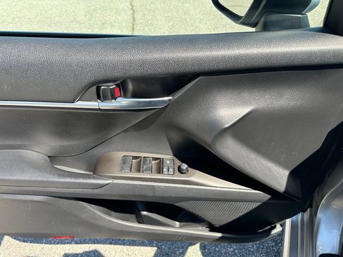 Used 2022 Toyota Camry SE FWD image 12
