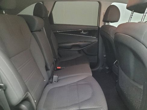 Used 2020 Kia Sorento LX image 19