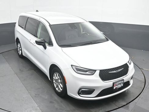 Used 2024 Chrysler Pacifica Touring-L image 35