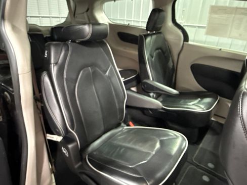 Used 2023 Chrysler Pacifica Limited FWD image 19