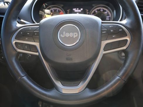 Used 2020 Jeep Cherokee Latitude Plus w/ Cold Weather Group AWD/4WD image 18