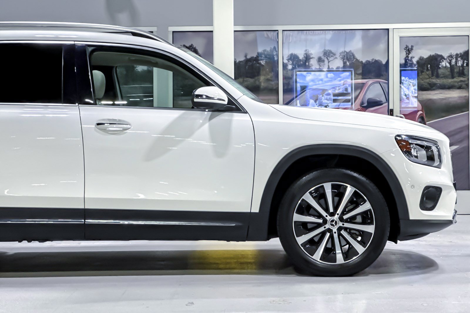 Used 2023 Mercedes-Benz GLB 250 w/ Premium Package image 35