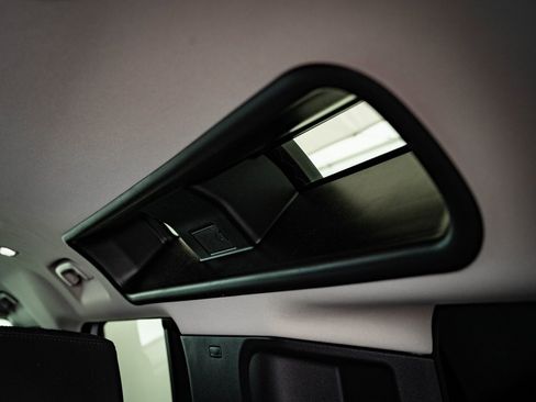 Used 2023 Land Rover Defender 110 X-Dynamic SE image 51