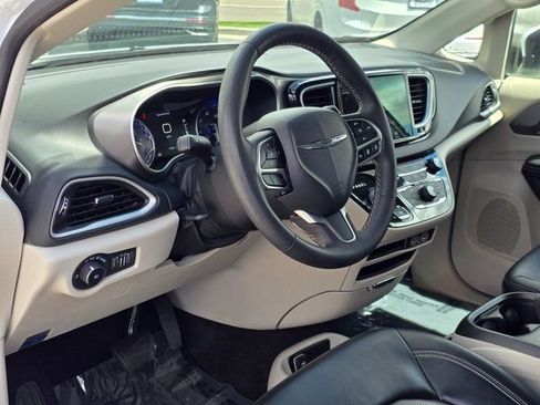 Used 2023 Chrysler Pacifica Touring-L FWD image 14