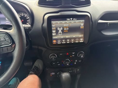 Used 2021 Jeep Renegade Latitude AWD/4WD image 11