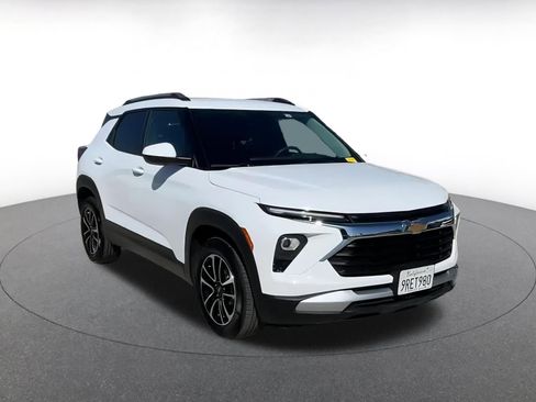 Used 2025 Chevrolet TrailBlazer LT image 3