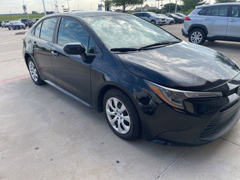 Used 2025 Toyota Corolla LE FWD image 4