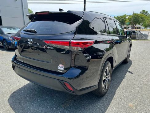 Used 2022 Toyota Highlander XLE FWD image 4