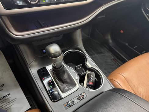 Used 2019 Toyota Highlander Limited Platinum image 16