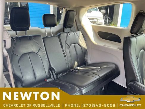 Used 2023 Chrysler Pacifica Touring-L FWD image 11