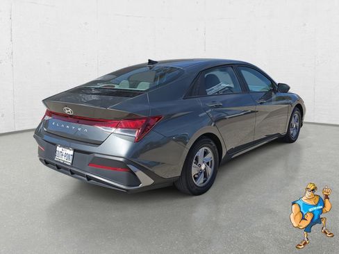 Certified 2024 Hyundai Elantra SE image 5