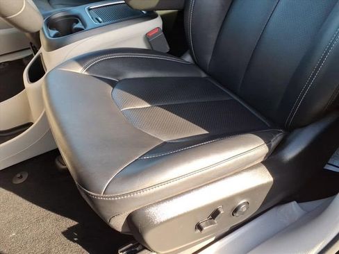 Used 2024 Chrysler Pacifica Limited FWD image 17