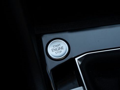 Used 2024 Volkswagen Taos SE image 28