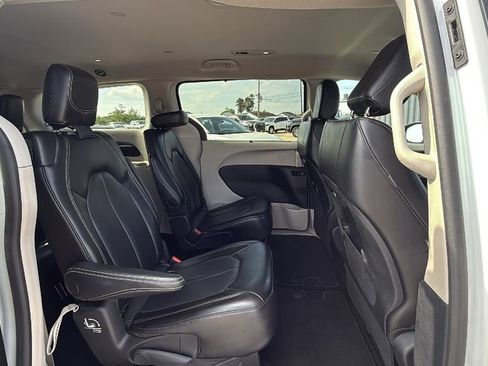 Used 2023 Chrysler Pacifica Touring-L FWD image 29