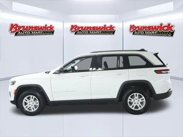 Used 2023 Jeep Grand Cherokee Laredo AWD/4WD image 39
