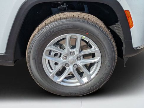 New 2025 Jeep Grand Cherokee L Laredo image 9