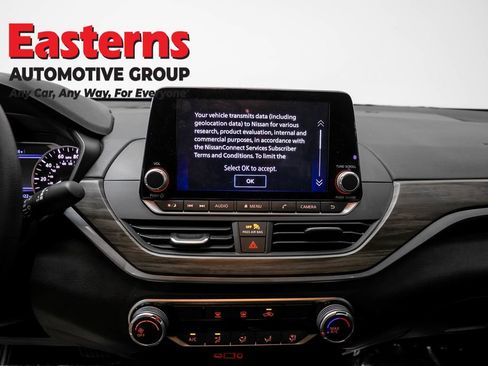 Used 2025 Nissan Altima 2.5 SV FWD image 12
