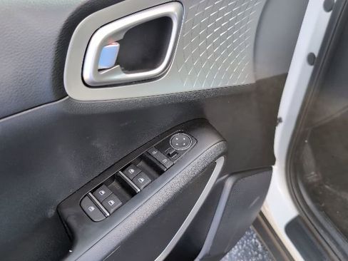 Used 2025 Kia Soul LX w/ LX Technology Package FWD image 23