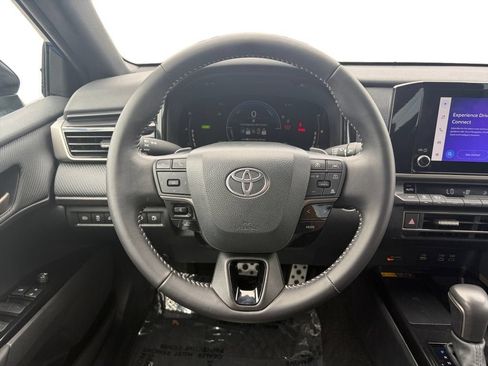 Used 2025 Toyota Camry SE FWD image 13