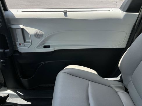 Used 2025 Toyota Sienna XLE w/ XLE Plus Package FWD image 33
