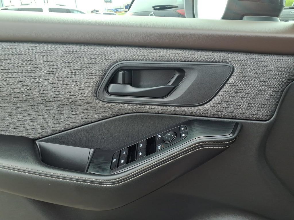 Used 2022 Nissan Rogue S AWD/4WD image 13