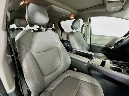Used 2024 Toyota Sienna Limited AWD/4WD image 31