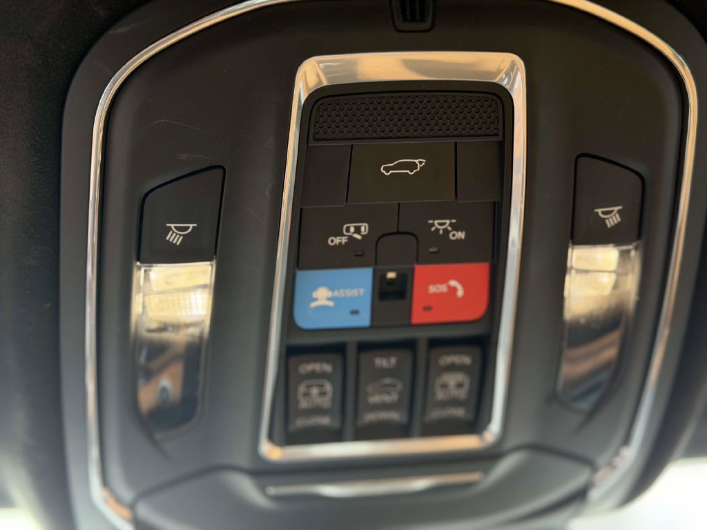 Used 2025 Jeep Grand Cherokee Summit AWD/4WD image 30