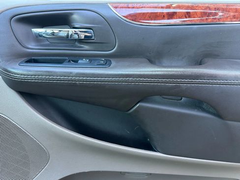 Used 2016 Chrysler Town & Country Touring image 16