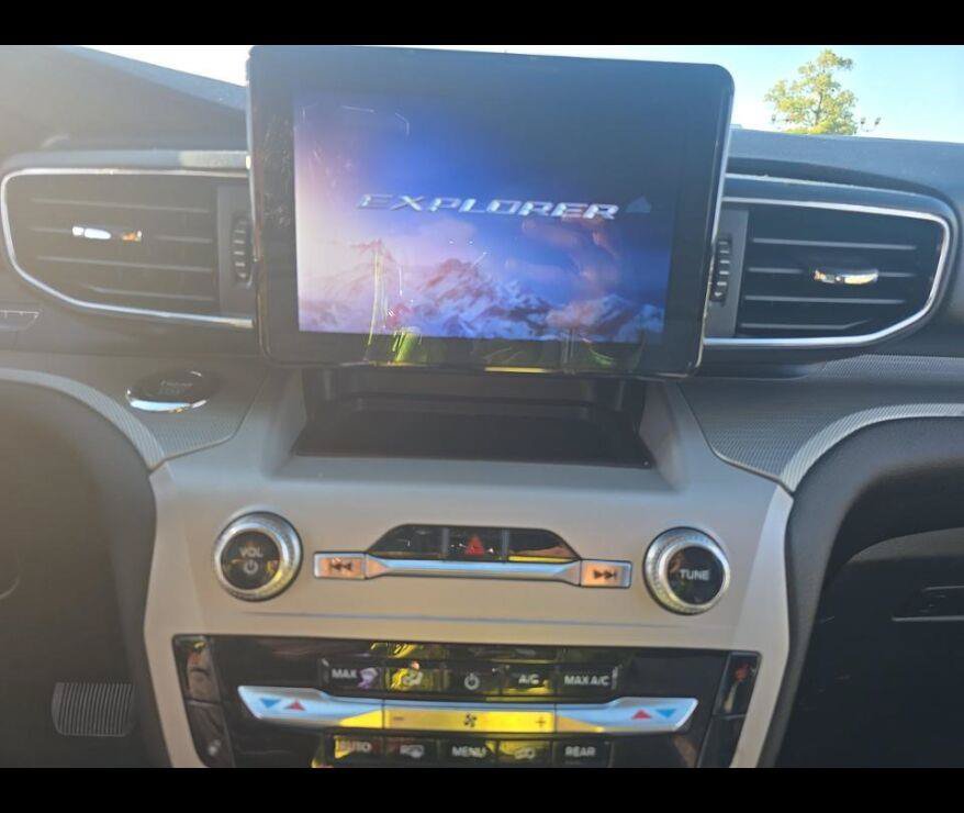 Used 2023 Ford Explorer XLT w/ Equipment Group 202A AWD/4WD image 4