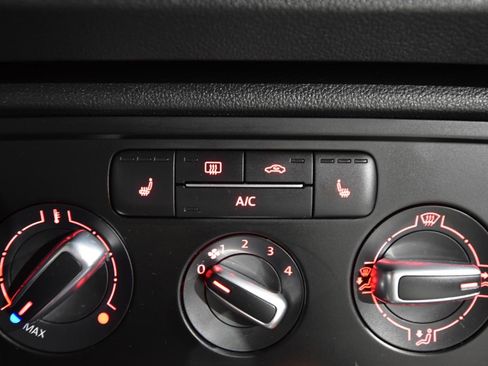 Used 2015 Volkswagen Beetle 1.8T Classic FWD image 24