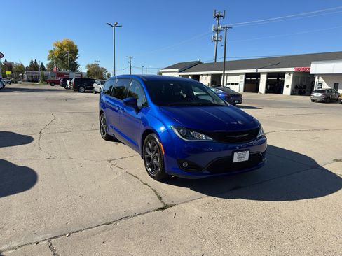 Used 2020 Chrysler Pacifica Touring w/ S Appearance Package image 4