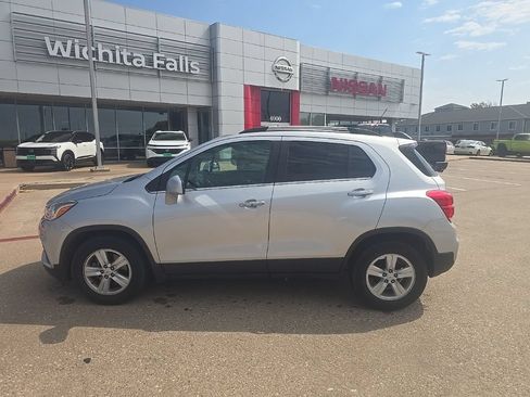 Used 2017 Chevrolet Trax LT w/ LT Convenience Package FWD image 2