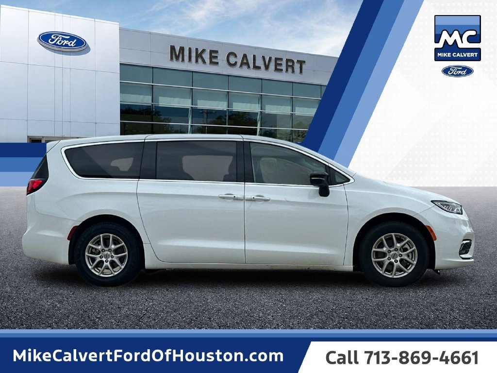 Used 2024 Chrysler Pacifica Touring-L FWD image 6