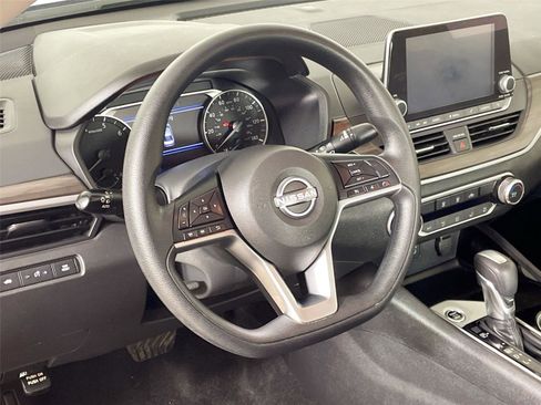 Used 2024 Nissan Altima 2.5 SV image 17