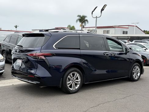 Used 2023 Toyota Sienna Platinum AWD/4WD image 2