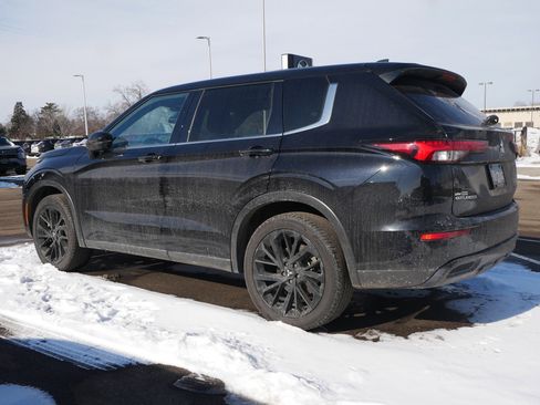 Used 2024 Mitsubishi Outlander SE Black Edition image 4
