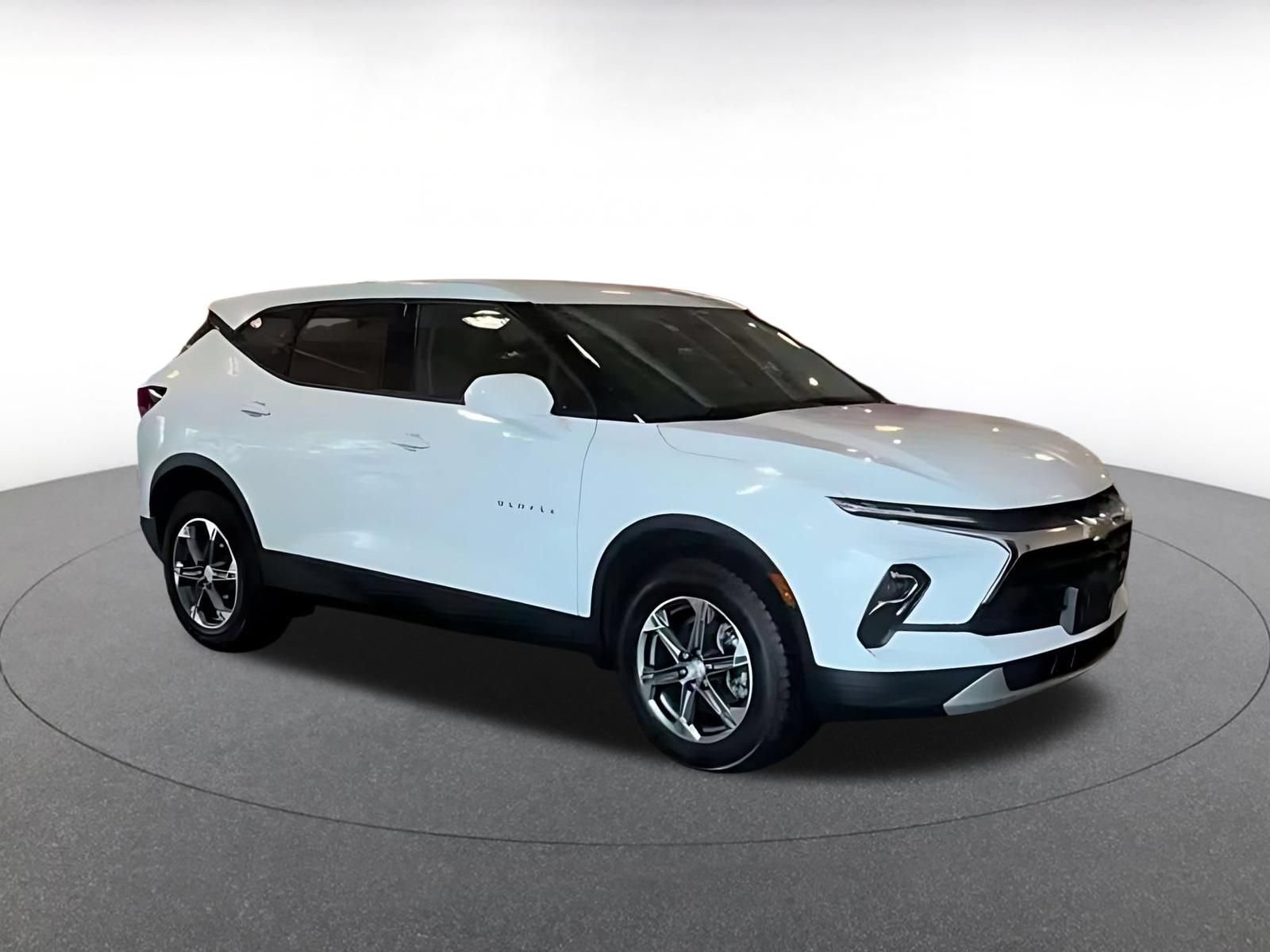 Used 2025 Chevrolet Blazer LT FWD image 2