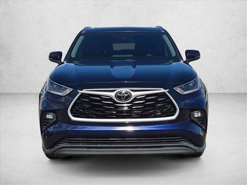 Used 2021 Toyota Highlander XLE FWD image 2