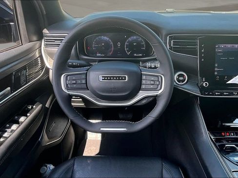 Used 2024 Jeep Wagoneer L Series II w/ Flexible Seating Group AWD/4WD image 8