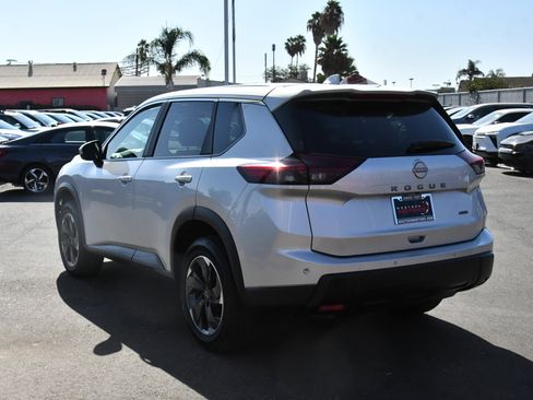 Used 2025 Nissan Rogue SV AWD/4WD image 6