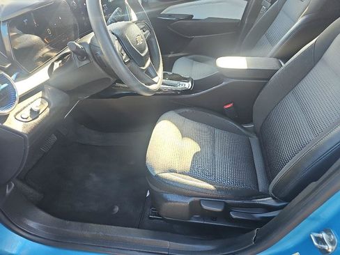 Used 2025 Chevrolet Trax LT FWD image 13