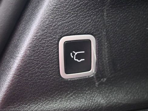 Used 2025 Chrysler Pacifica Select FWD image 16