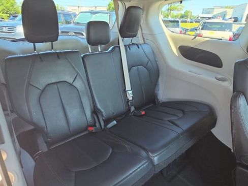 Used 2019 Chrysler Pacifica Touring-L FWD image 18