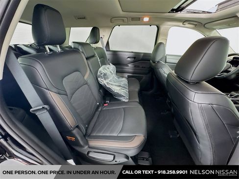 New 2025 Nissan Pathfinder Platinum w/ Black Appearance Package image 30