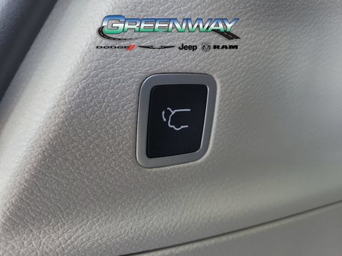 Used 2023 Chrysler Pacifica Touring-L FWD image 8