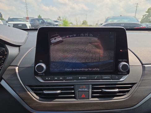 Used 2024 Nissan Altima 2.5 SV FWD image 15