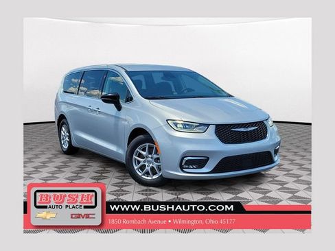 Used 2024 Chrysler Pacifica Touring-L FWD image 1