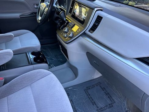 Used 2015 Toyota Sienna LE image 17