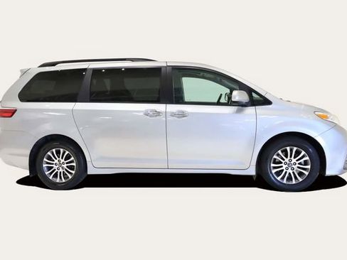Used 2019 Toyota Sienna L image 4